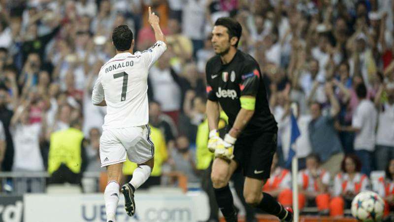Cristiano Ronaldo mencetak gol ke gawang Buffon di semifinal Liga Champions musim 2014/15.
