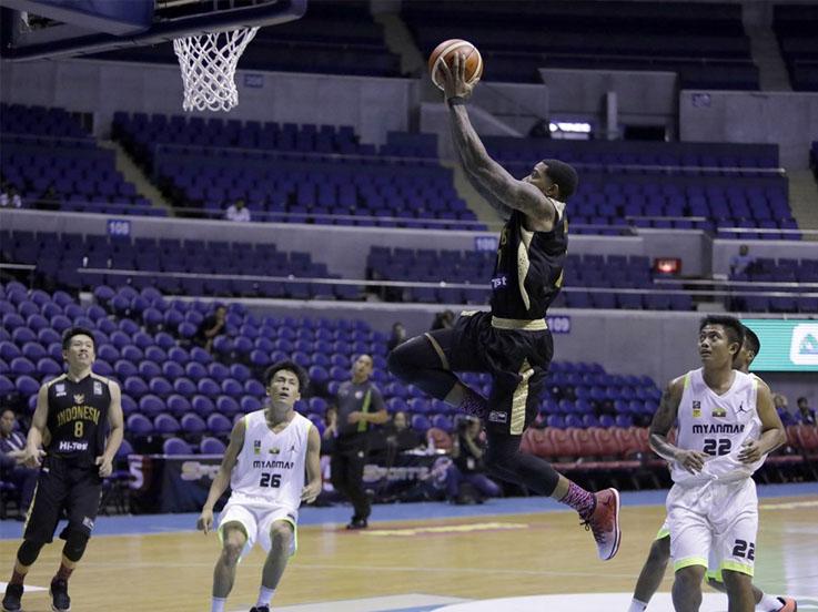 Jamarr Johnson berusaha mencetak angka saat Indonesia menghadapi Myanmar di SEABA Championship 2017. Copyright: fiba.com