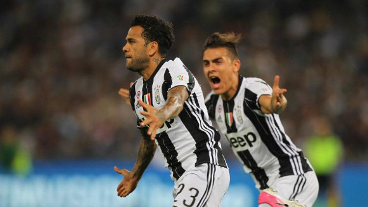 Dani Alves berhasil mencetak gol pembuka dalam laga final Coppa Italia kontra Lazio. Copyright: Paolo Bruno/Getty Images