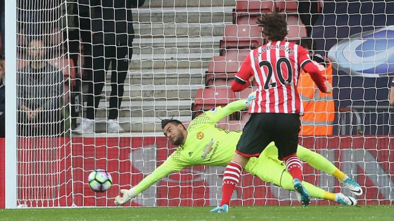 Aksi Sergio Romero saat menggagalkan tendangan penalti Manolo Gabbiadini.