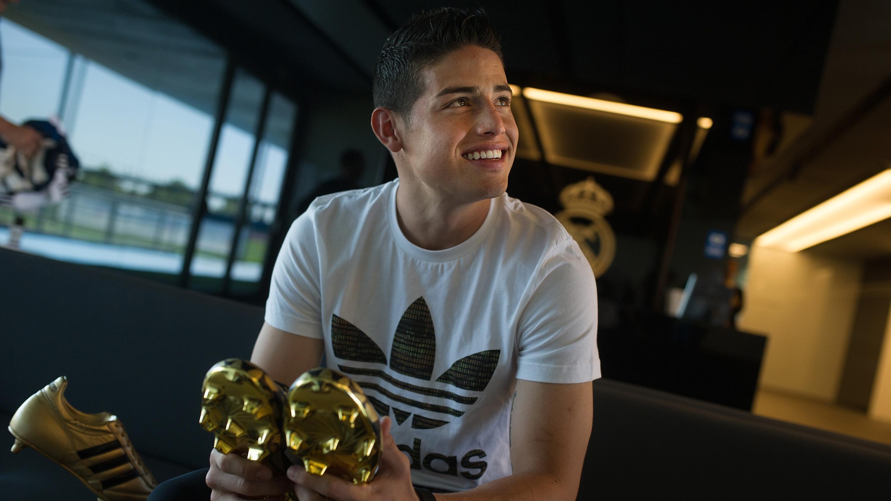 James Rodriguez menerima sepatu adiZero dari Adidas pada tahun 2014 lalu. Copyright: Denis Doyle / Stringer / Getty Images