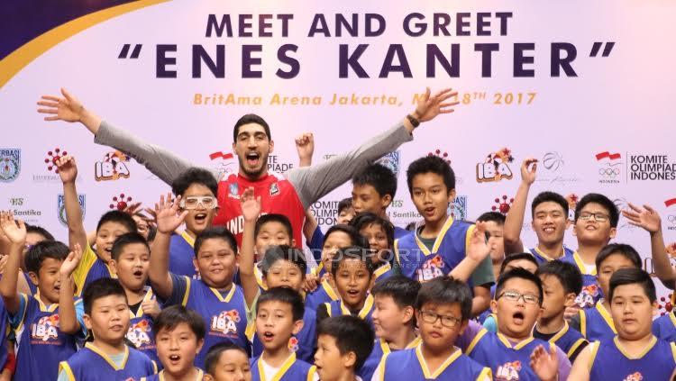 Pebasket NBA asal klub OKC Thunder, Enes Kanter hadir dalam acara coaching clinic dengan anak-anak dari Basketball Academy (IBA) di Britama Arena Kelapa Gading, Jakarta, Kamis (18/05/17). - INDOSPORT