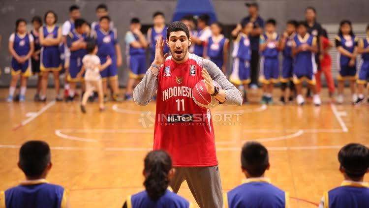 Pebasket NBA asal klub OKC Thunder, Enes Kanter hadir dalam acara coaching clinic dengan anak-anak dari Basketball Academy (IBA) di Britama Arena Kelapa Gading, Jakarta, Kamis (18/05/17).