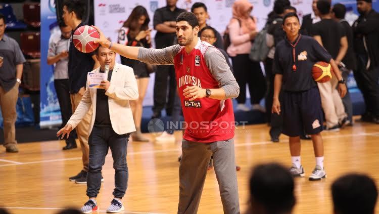 Pebasket NBA asal klub OKC Thunder, Enes Kanter hadir dalam acara coaching clinic dengan anak-anak dari Basketball Academy (IBA) di Britama Arena Kelapa Gading, Jakarta, Kamis (18/05/17).
