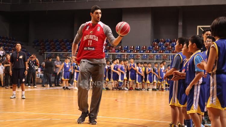 Bintang NBA, Enes Kanter ketika hadir dalam acara coaching clinic dengan anak-anak dari Basketball Academy (IBA) di Britama Arena Kelapa Gading, Jakarta, Kamis (18/05/17). - INDOSPORT