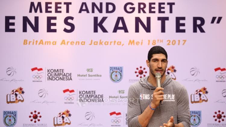 Pebasket NBA asal klub OKC Thunder, Enes Kanter hadir dalam acara coaching clinic dengan anak-anak dari Basketball Academy (IBA) di Britama Arena Kelapa Gading, Jakarta, Kamis (18/05/17).
