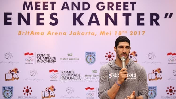 Pebasket NBA asal klub OKC Thunder, Enes Kanter hadir dalam acara coaching clinic dengan anak-anak dari Basketball Academy (IBA) di Britama Arena Kelapa Gading, Jakarta, Kamis (18/05/17). - INDOSPORT
