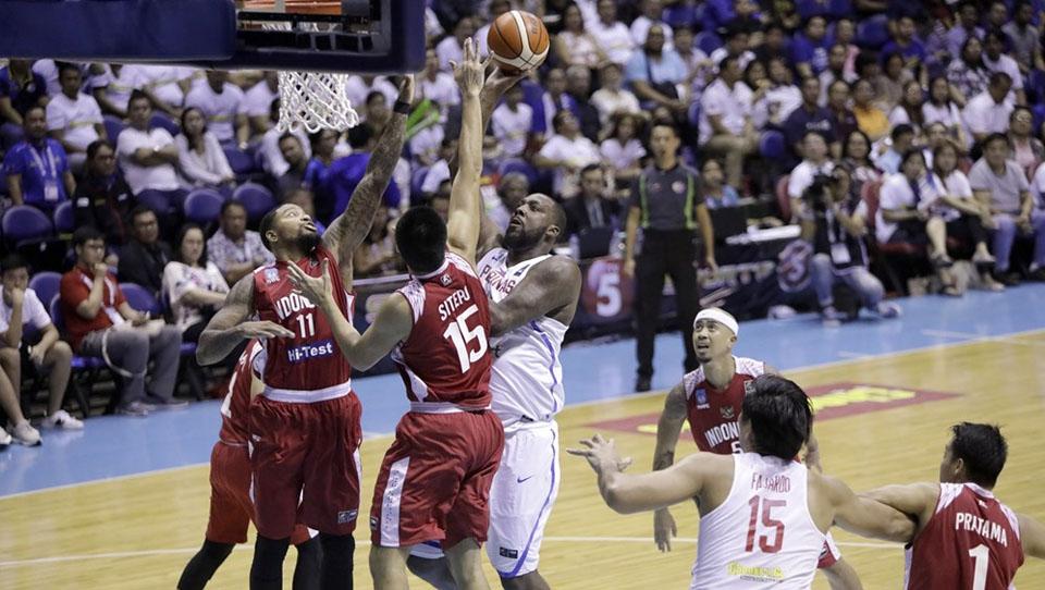 Christian%20Ronaldo%20Sitepu%20menghalangi%20upaya%20Andray%20Blatche%20dalam%20laga%20final%20SEABA%20Championship%202017.