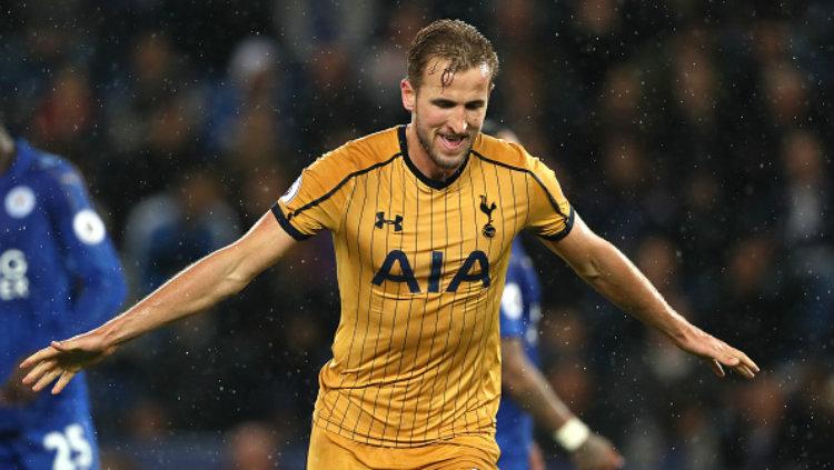 Striker andalan Tottenham Hotspur, Harry Kane melakukan selebrasi setelah mencetak gol ke gawang Leicester City. Copyright: Matthew Ashton - AMA/Getty Images