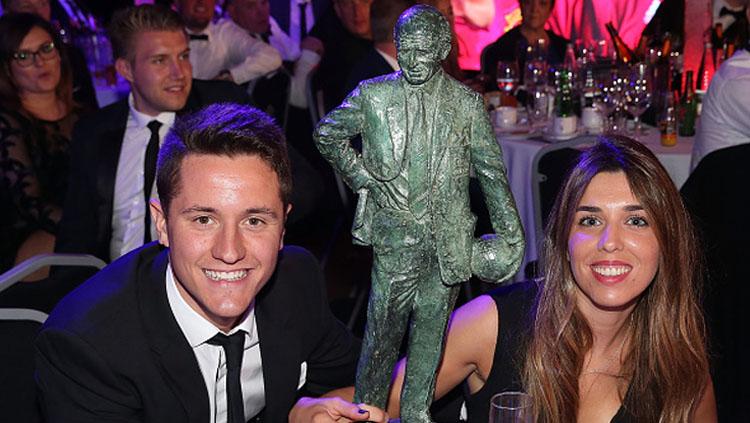 Ander Herrera foto bersama trofi Sir Matt Busby Player of the Year. Copyright: John Peters/Man Utd via Getty Images