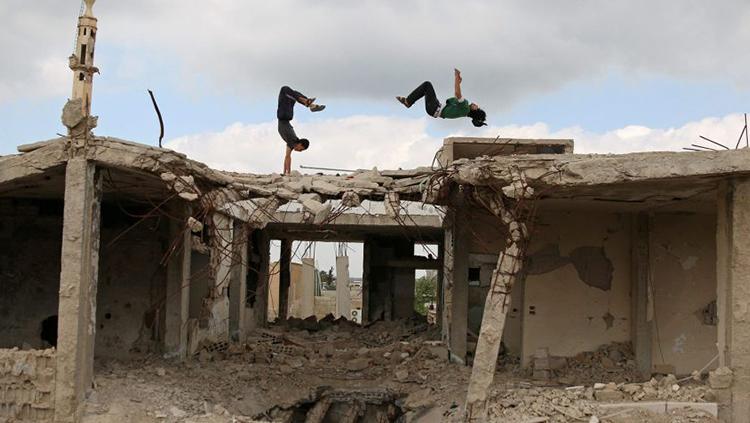 Di tengah-tengah terjadi peperangan dahsyat, sejumlah pemuda di Suriah memilih untuk  lakukan parkour. - INDOSPORT