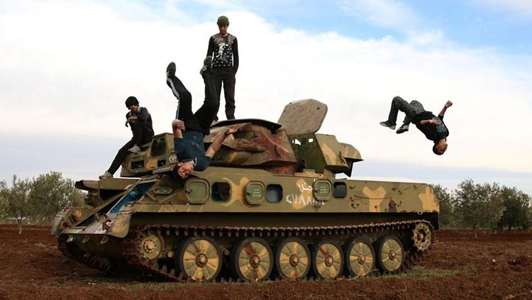 Di tengah-tengah terjadi peperangan dahsyat, pemuda ini lakukan parkour. Copyright: haaretz.com