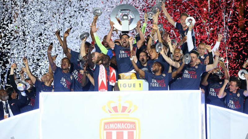 Para penggawa AS Monaco merayakan status mereka sebagai jawara Ligue 1 musim ini. Copyright: Jean Catuffe / Contributor / Getty Images
