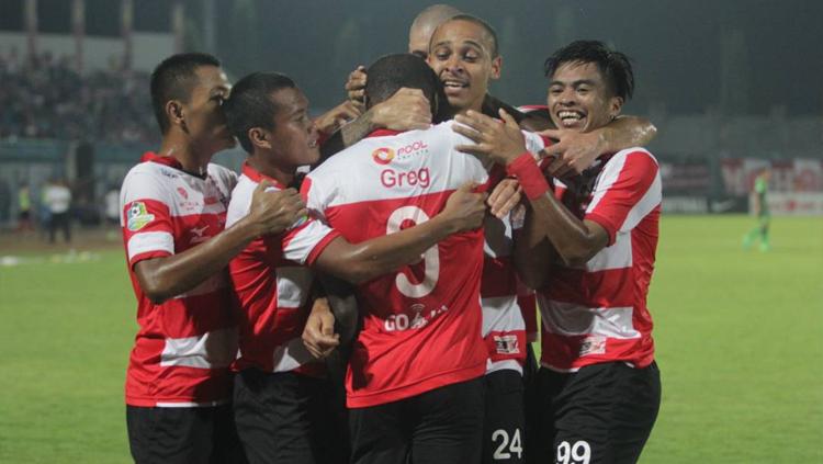 Skuat Madura United rayakan pesta gol atas PS TNI. Copyright: mediajatim.com