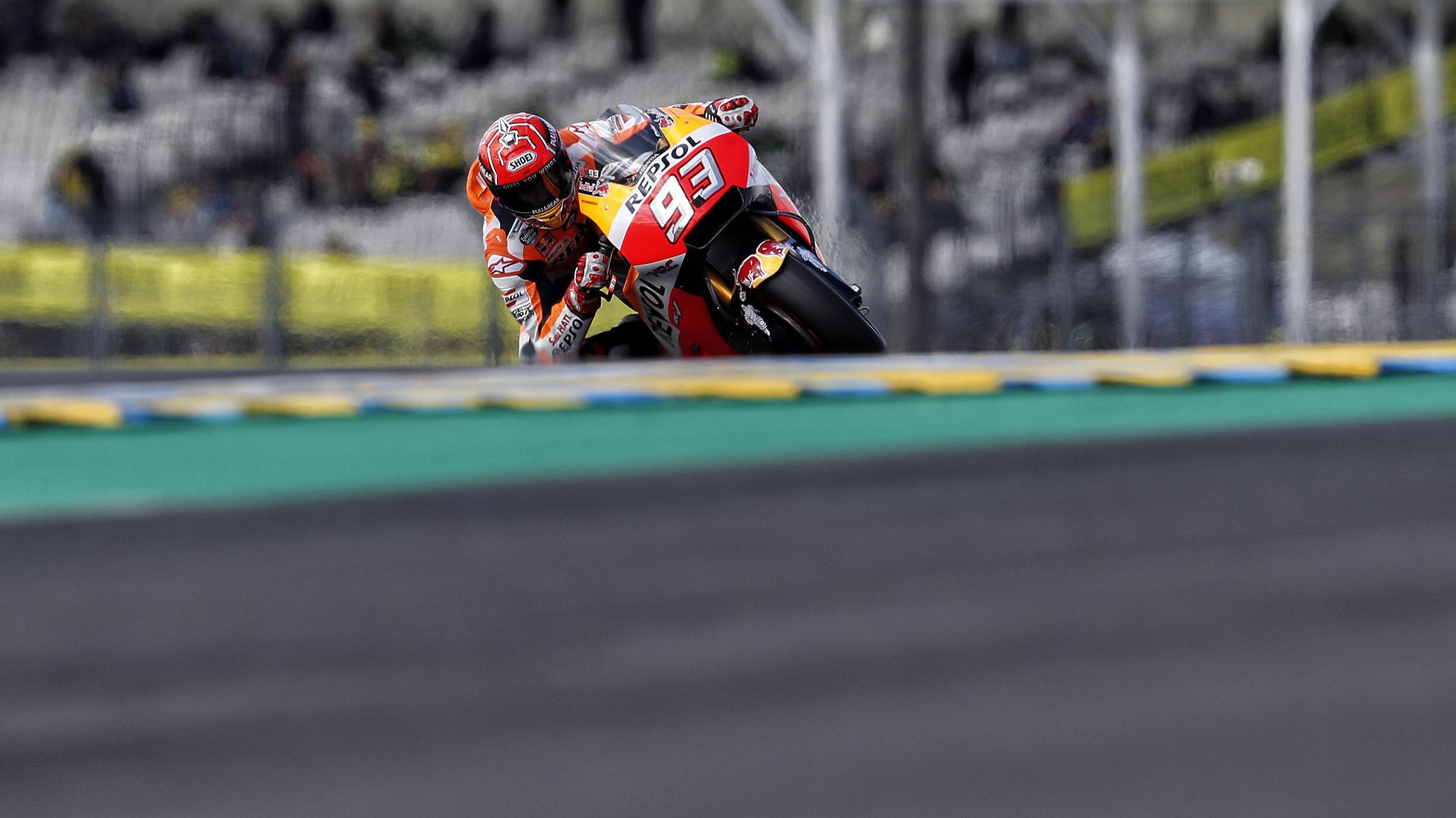 Marc Marquez saat menjalani sesi latihan bebas di Sirkuit de La Sarthe pada MotoGP Prancis 2017. Copyright: repsolmedia.com