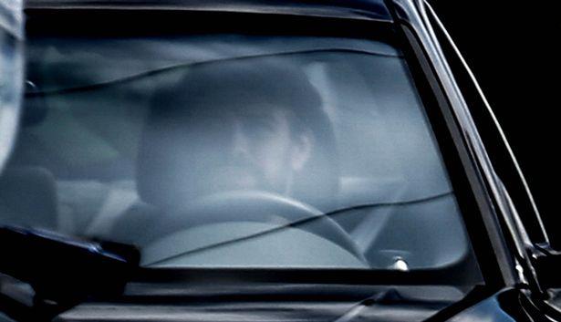 Gerard Pique tampak di dalam mobil yang dikendarainya. Copyright: Mirror