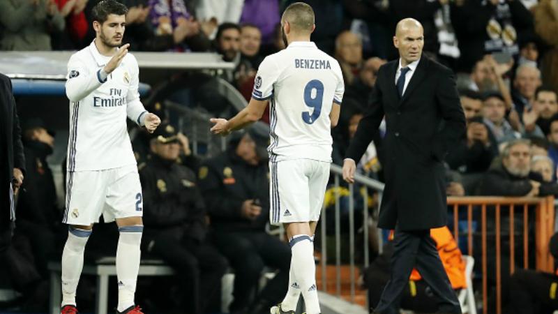 Karim Benzema saat hendak digantikan oleh Alvaro Morata Copyright: VI-Images / Contributor via Getty Images