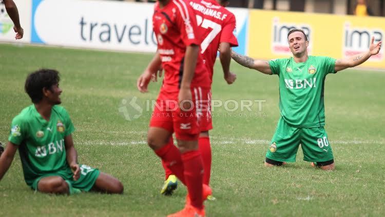 3 Pemain Bhayangkara FC, Paulo Sergio Moreira Goncalves (kanan) kecewa saat tidak mendapat umpan dari rekannya.