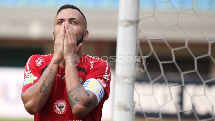 Kekecewaan striker Semen Padang, Marcel Sacramennto usai gagal mencetak gol.