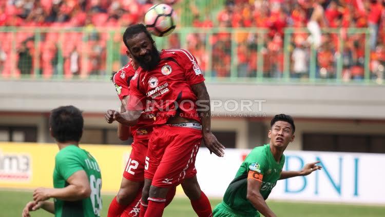 Sundulan pemain Semen Padang, Kevin Ivander ke gawang Bhayangkara FC.