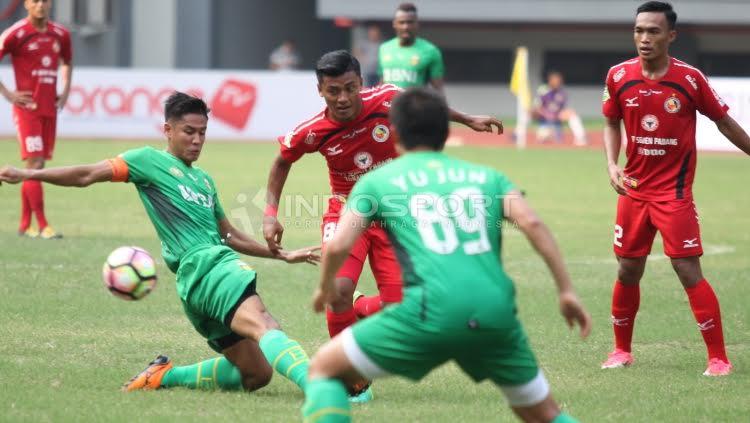 Aksi pemain Semen Padang, Irsyad Maulana (tengah) melewati beberapa pemain Bhayangkara FC.