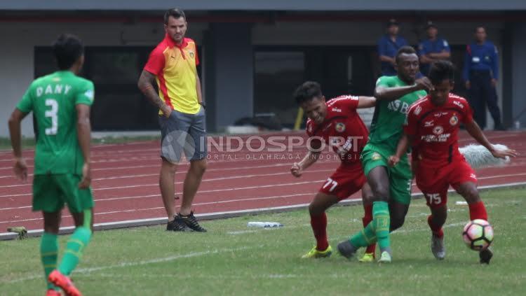 Pelatih Bhayangkara FC, Simon McMenemy (tengah) mengamati serius duel anak asuhnya dengan pemain Semen Padang.