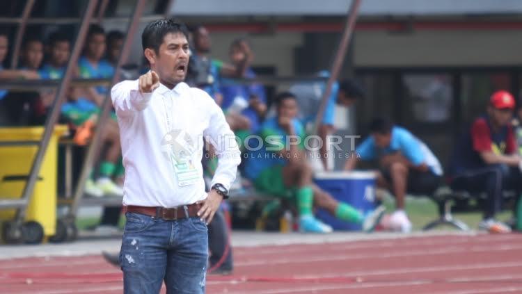 Pelatih Semen Padang, Nilmaizar memberikan instruksi kepada para pemainnya.