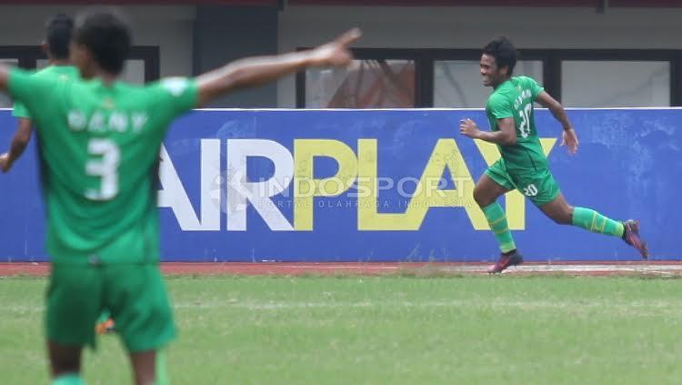 Selebrasi pemain Bhayangkara FC, Ilham Udin Armaiyn (kanan) usai mencetak gol ke gawang Semen Padang.