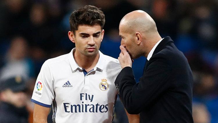 Zinedine Zidane bersama dengan sang putra, Enzo Zidane. Copyright: Helios de la Rubia/Real Madrid via Getty Images