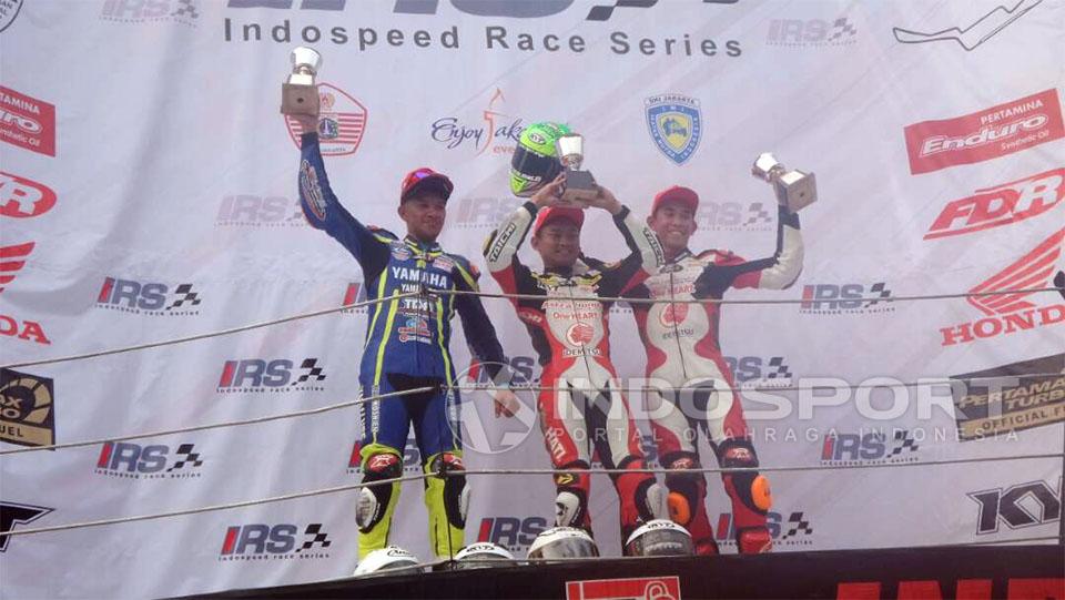 Rheza Danica saat merayakan kemenangannya di balapan pertama Indospeed 2017 kelas 250 cc. - INDOSPORT