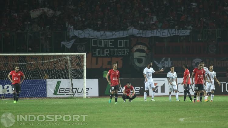 Ekspresi kekecewaan para pemain Persija Jakarta usai ditahan imbang oleh Bali United.