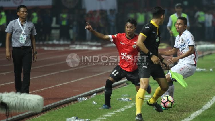 Duel antara Novri Setiawan (kedua dari kiri) denga pemain Bali United.