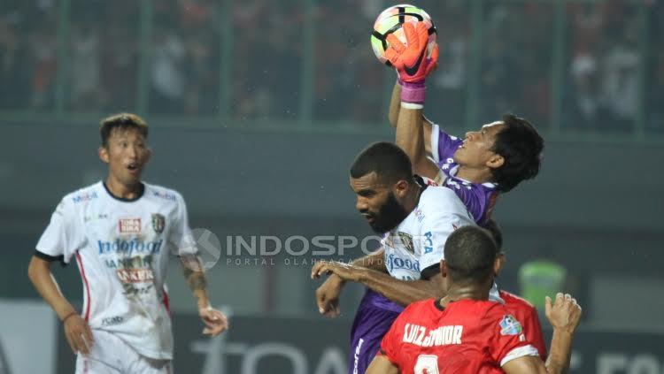 Kiper Bali United, I Made Wardana berhasil mengamankan gawangnya dari serangan Persija Jakarta.