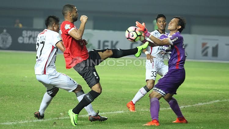 Duel antara striker Persija Jakarta, Luis Carlos de Junior dengan kiper Bali United, I Made Wirawan
