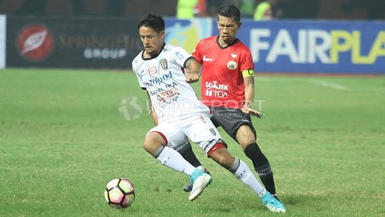 Aksi Irfan Bachdim (kiri) dijaga ketat oleh Ismed Sofyan.