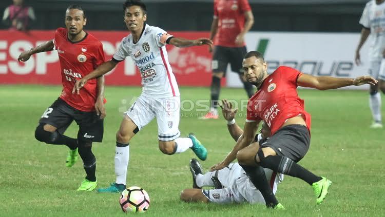 Aksi Luis Carlos de Junior saat melawan Bali United. - INDOSPORT
