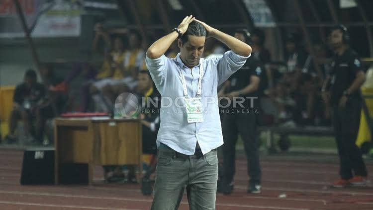 Ekspresi kekecewaan pelatih Persija Jakarta, Stegano Cugurra Teco.