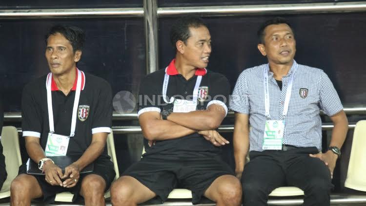 Pelatih Bali United, Widodo C Putro berbincang dengan asistennya Eko Pujianto.