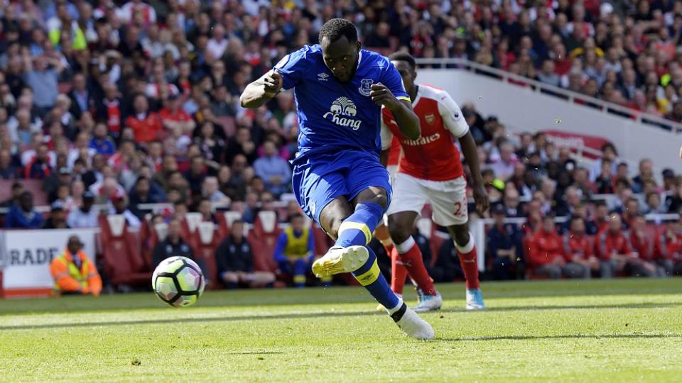 Romelu Lukaku mencetak gol saat melawan Arsenal. Copyright: Twitter/Everton