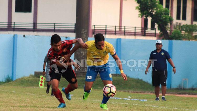 Laga Kepri Jaya FC vs Pro Duta di Liga 2. Copyright: Petrus Manus Da Yerrimon/Indosport