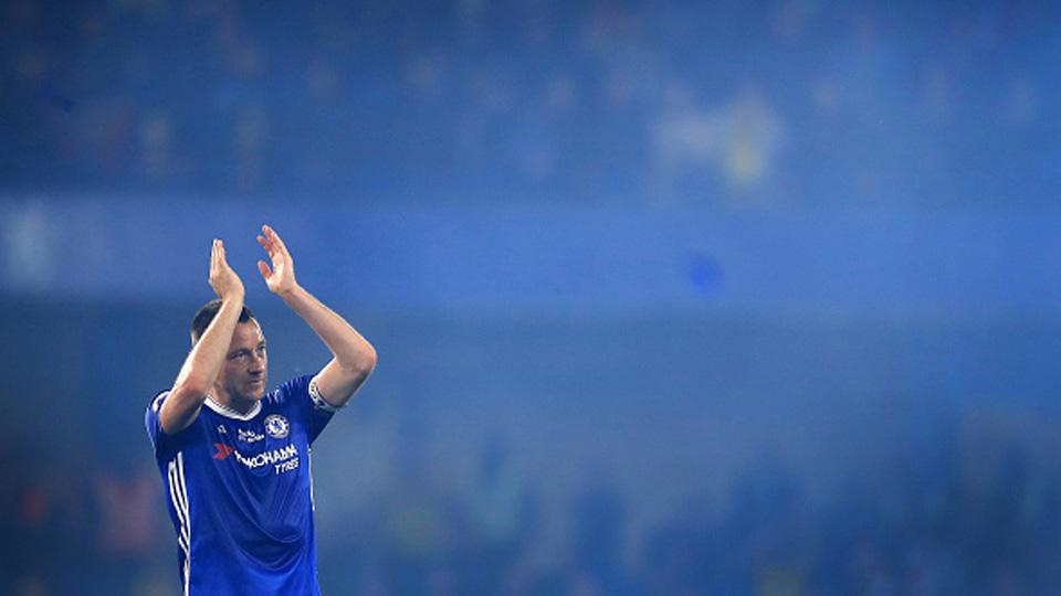 Bek tengah sekaligus kapten Chelsea, John Terry mengucapkan terima kasih kepada fans Chelsea di tribun penonton Stamford Bridge. Copyright: Richard Heathcote/Getty Images