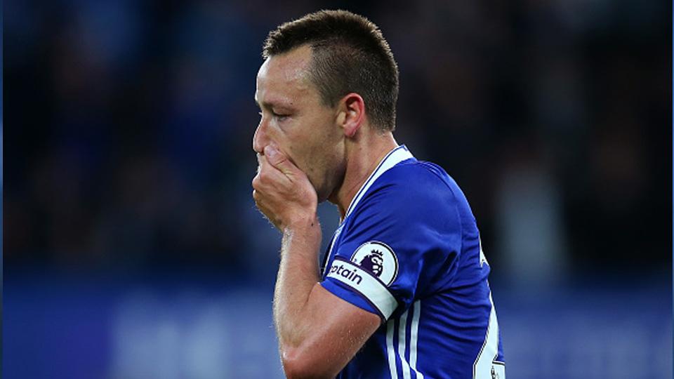 Bek tengah sekaligus kapten Chelsea, John Terry mengucapkan terima kasih kepada fans Chelsea di tribun penonton Stamford Bridge. Copyright: Catherine Ivill - AMA/Getty Images