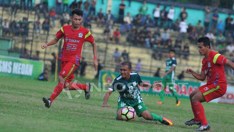 Suhandi mengecoh penjaga gawang Babel dan mengubah kedudukan menjadi 2-0. Copyright: Kesuma Ramadhan/Indosport