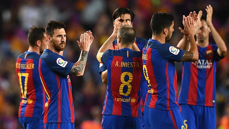 Lionel Messi dan para pemain Barcelona mengapresiasi dukungan dari para suporter. - INDOSPORT