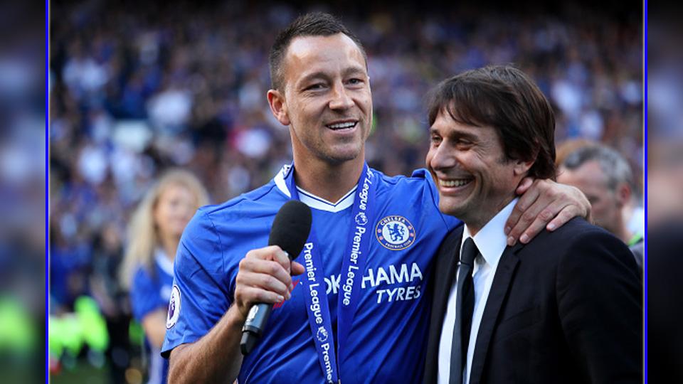 Momen saat sang kapten Chelsea, John Terry bersama sang pelatih, Antonio Conte.