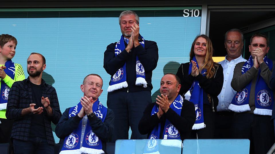 Pemilik Chelsea, Roman Abramovich tersenyum saat melihat timnya sukses menjadi juara Liga Primer Inggris 2016/17.