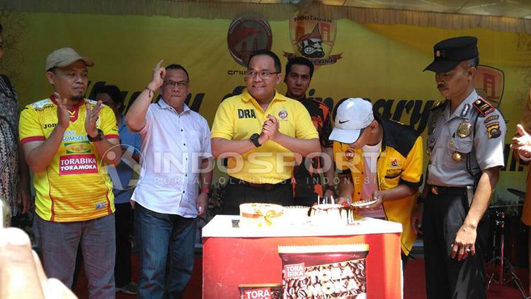 Presiden Sriwijaya FC ikut memeriahkan HUT SMAN ke-12. Copyright: Muhammad Effendi/Indosport