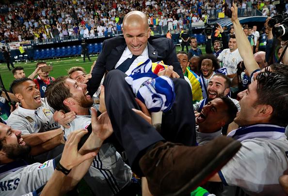 Pelatih Real Madrid, Zinedine Zidane diangkat oleh anak-anak asuhnya usai memastikan gelar La Liga Spanyol 2016/17. Copyright: Gonzalo Arroyo Moreno/Getty Images