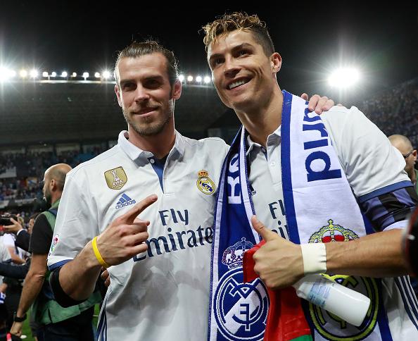 Senyum kemenangan dari dua pemain termahal Real Madrid, Gareth Bale (kiri) dan Cristiano Ronaldo. Copyright: Gonzalo Arroyo Moreno/Getty Images