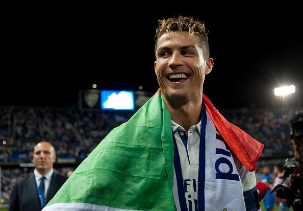 Pemain megabintang Real Madrid, Cristiano Ronaldo tersenyum lebar usai memberikan gelar La Liga Spanyol 2016/17 untuk timnya. Copyright: SERGIO CAMACHO/AFP/Getty Images